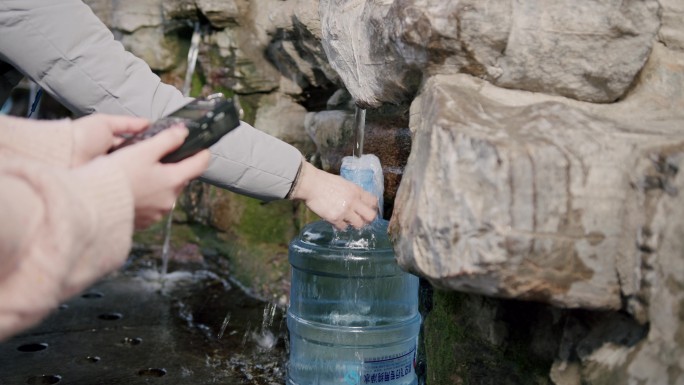 济南黑虎泉泉水以及接水的人们