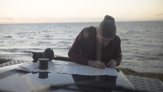 男人在研究地图海边旅游风景生态建设景观人