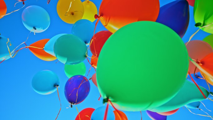 许多五颜六色的气球飞向蓝天