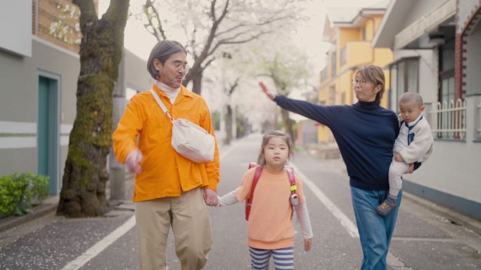 一位母亲正在送别她的丈夫和上小学的女儿。