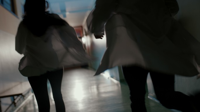 两名急诊医生在医院走廊上奔跑