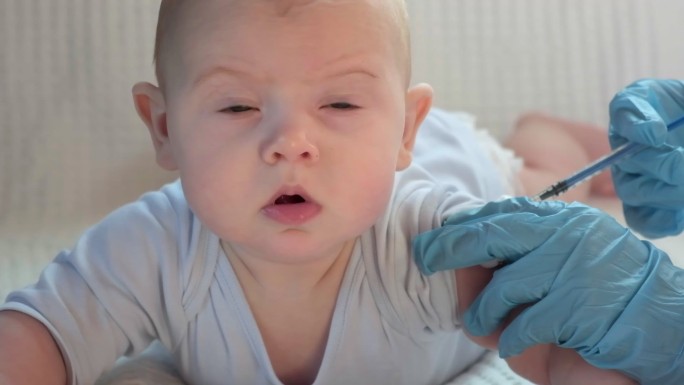 儿科医生给新生儿接种疫苗