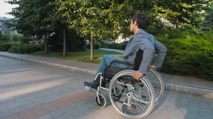 坐轮椅在路上的男人