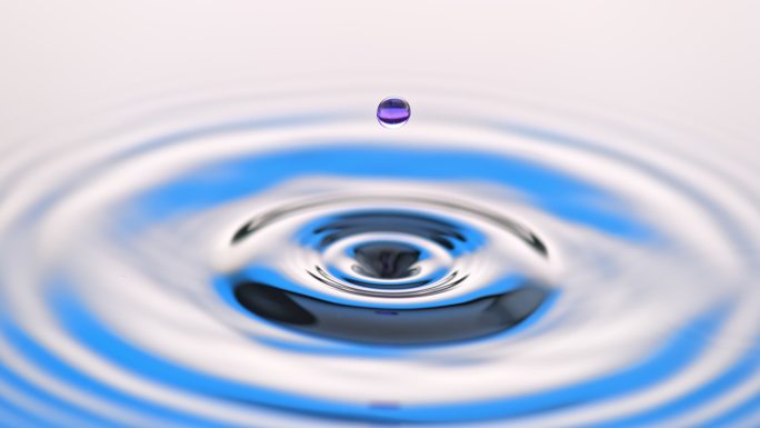 紫色水滴落入水中视频素材