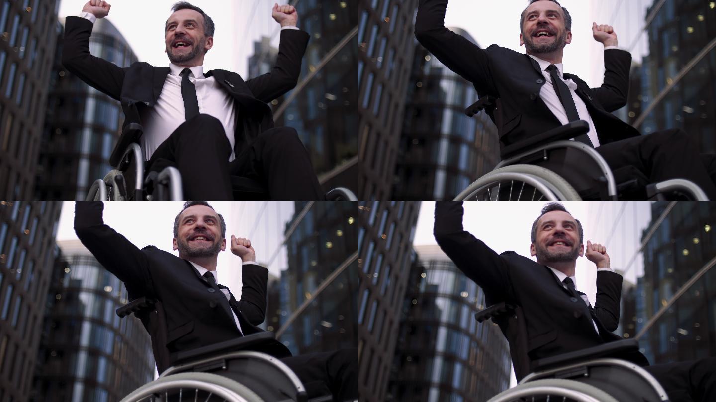 户外轮椅上的残疾人举起手来，庆祝成功