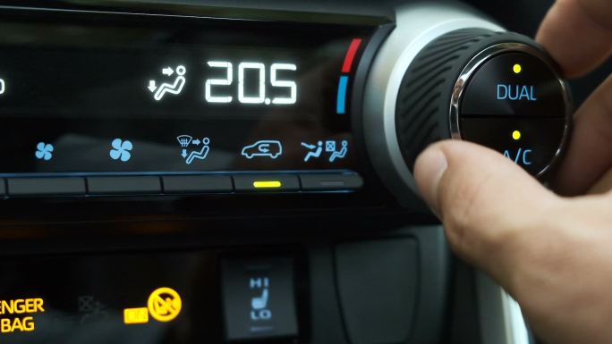 司机将车内的空调加热设置为最高温度
