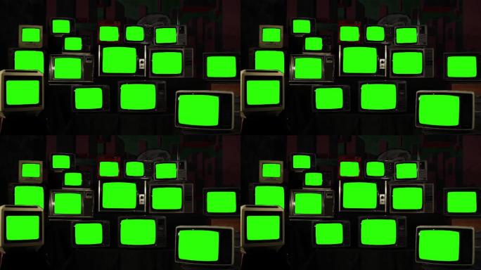 一堆复古电视机打开绿色屏幕