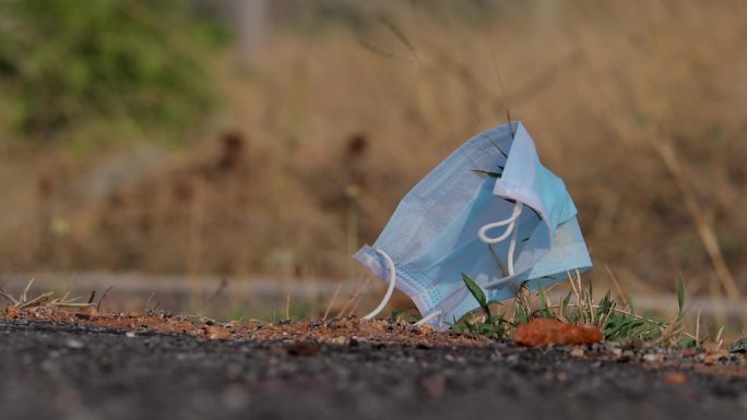 废弃的医用面罩卡户外地面丢弃的医用品