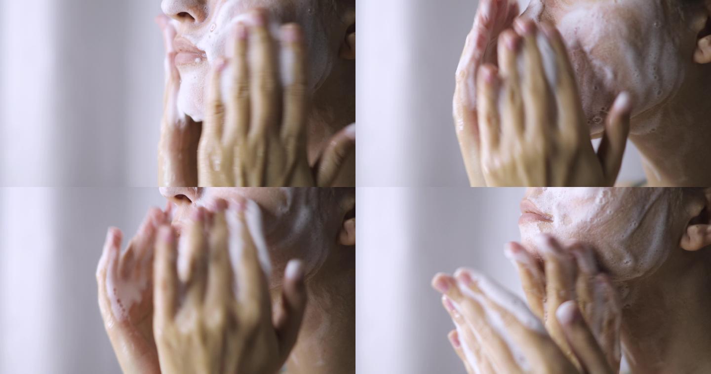 一位女士正在用有机泡沫洁面乳洗脸。