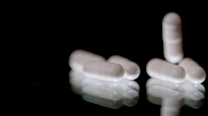 白色胶囊生物医药药品副作用过期药品
