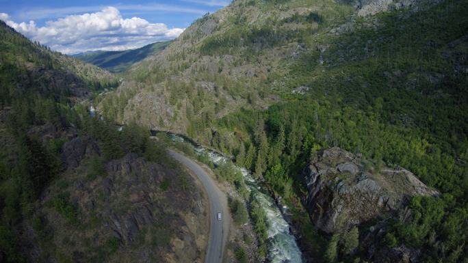 苍翠的梭罗山峡谷清新大气自然群山森林山路