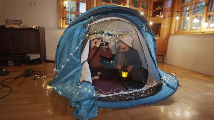 孩子们在客厅的帐篷里玩耍