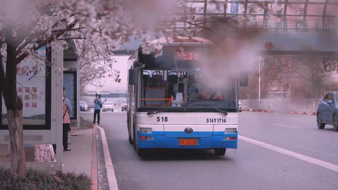 日系樱花公交车站风格素材