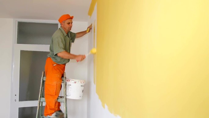 油漆工在刷墙粉刷匠油漆工人装修