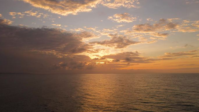 热带海面上的日落大海海水夕阳晚霞唯美清新