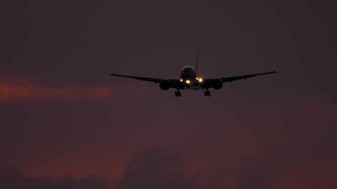 日落后，飞机在海面上空降落