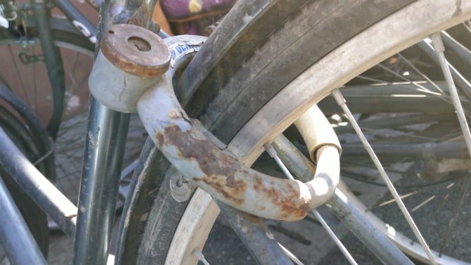 上锈的单车生锈车锁停放在户外生锈的单车