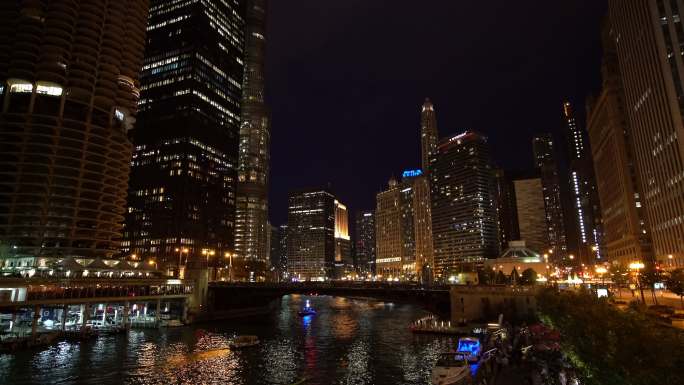 芝加哥河与夜间摩天大楼