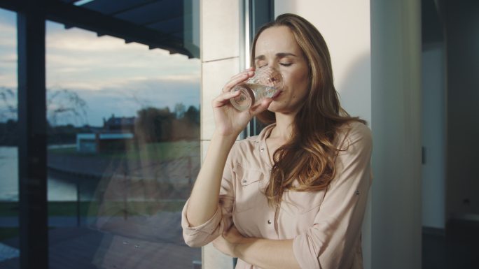 口渴的女士正在喝水