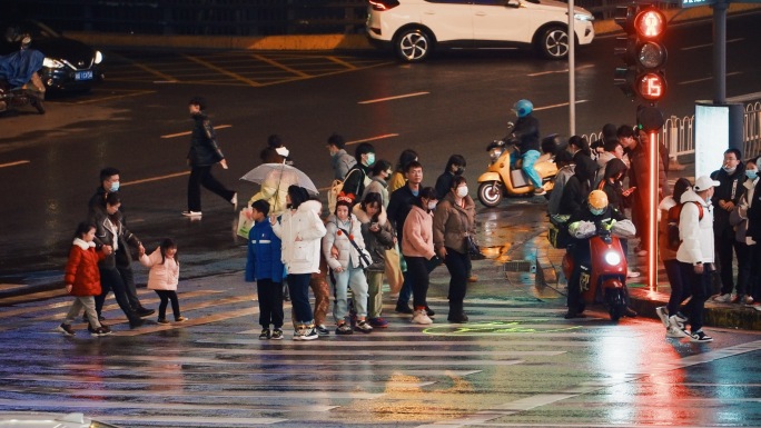 4K慢动作五一大道雨中过马路城市夜景