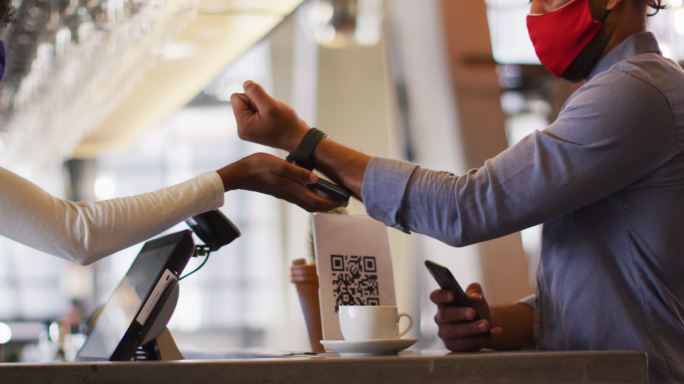 男子用智能手表给女咖啡馆工作人员付钱
