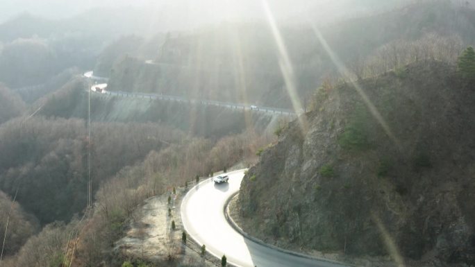 灿烂阳光山间公路