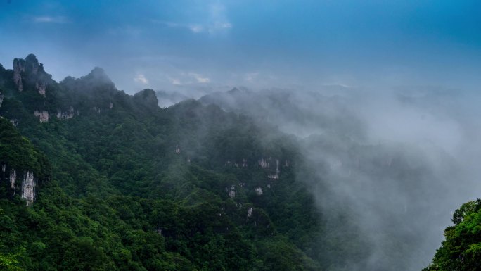 风云变幻的群山风光