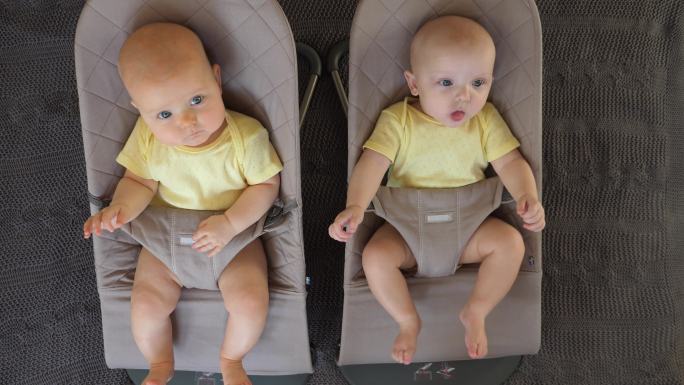 两个可爱的双胞胎婴幼儿宝宝出生baby
