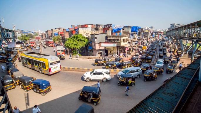 孟买达拉维贫困地区的白天交通。印度
