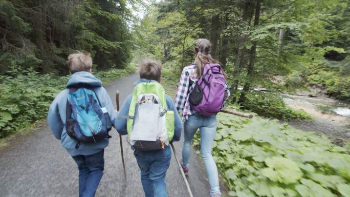 奔跑的徒步旅行者婴儿亲子互动陪伴家庭温馨