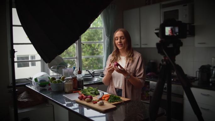 美食博主在厨房录制烹饪食谱的视频片段
