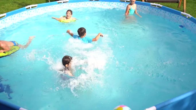 孩子们在游泳池里玩得很开心