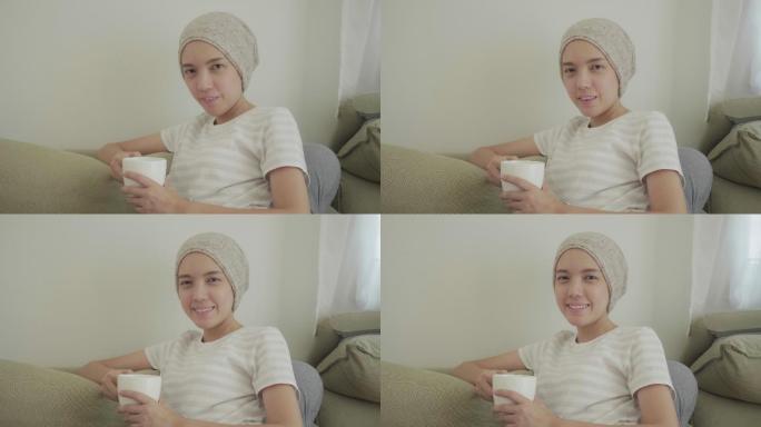 患有癌症的快乐女人喝茶。