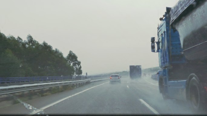 高速公路上下雨交通危险湿滑
