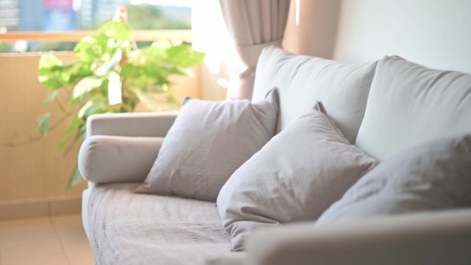 客厅的沙发和靠垫舒适摆放装修现代风格视频