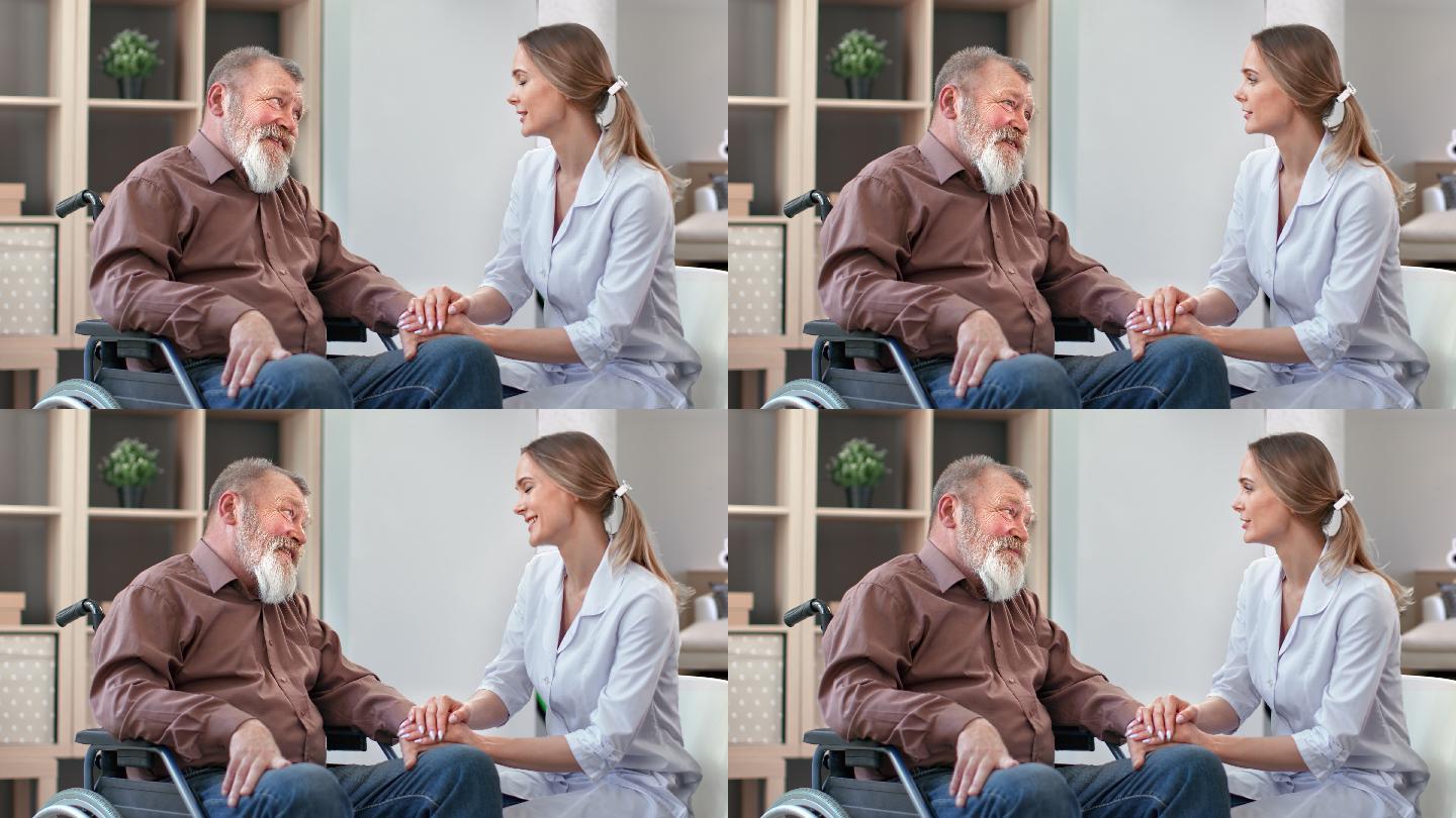 残疾老人在定期体检时微笑着与女医生交谈