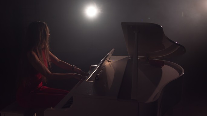 女钢琴家用漂亮的大钢琴演奏的4K镜头