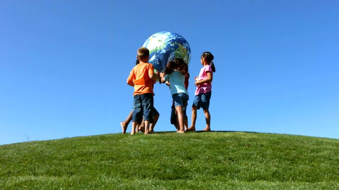 玩耍的孩子户外玩耍文化旅游景区生态建设