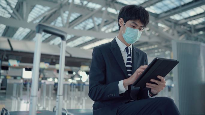 商务人士在机场时会佩戴口罩以防感染病毒。
