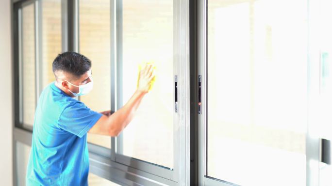 清洁人员对窗户进行消毒以避免感染