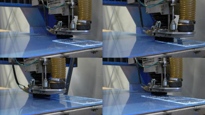 铣刀在自动化生产线上切割塑料板材。