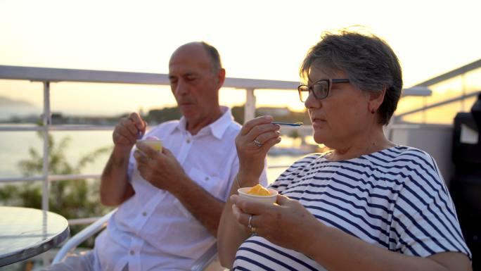 吃冰淇淋的夫妇欧美外国人种优雅高端白人生