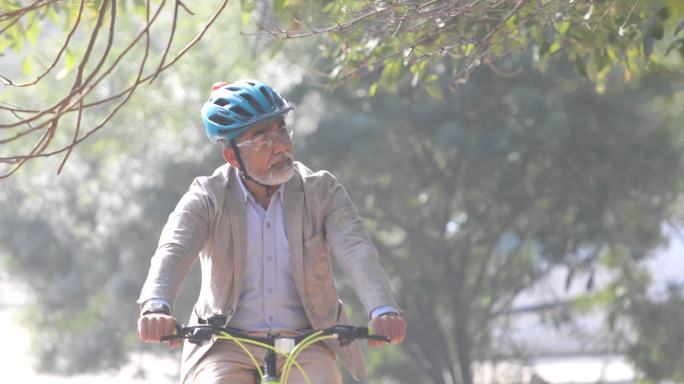 商人骑自行车上班健康养老晚年生活退休社交