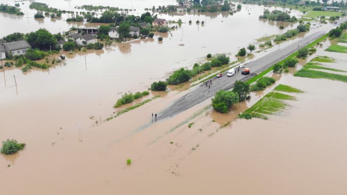 洪水淹没了高速公路