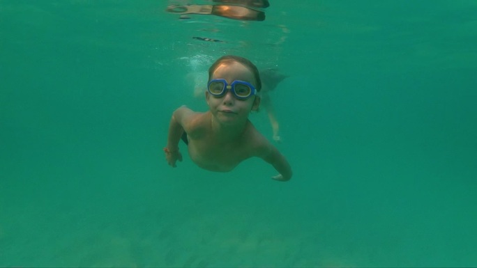 游泳的小男孩潜泳外国小孩