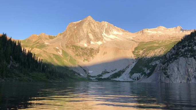 日出照在湖面上山水风光延时清晨曦光影变化