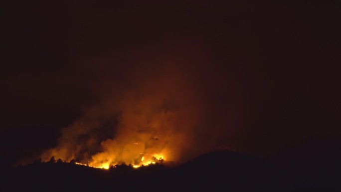 森林之火夜间在山顶燃烧