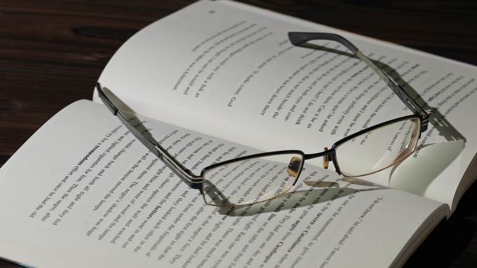 书籍和眼镜教育知识学习