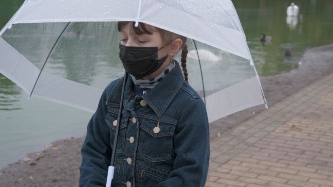 打着雨伞小女孩打着雨伞带口罩新冠疫情