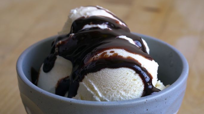 巧克力酱浇在香草冰淇淋上